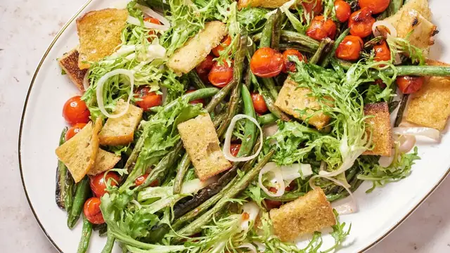 Video thumbnail for Green Bean And Tomato Panzanella Salad Recipe