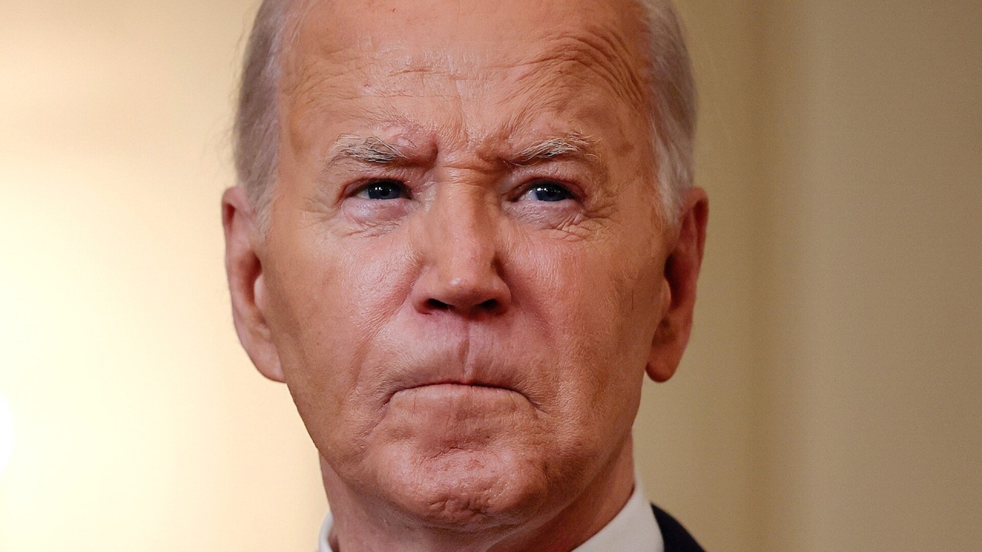 Video thumbnail for Celebs Who Can't Stand The Ground Joe Biden Walks On