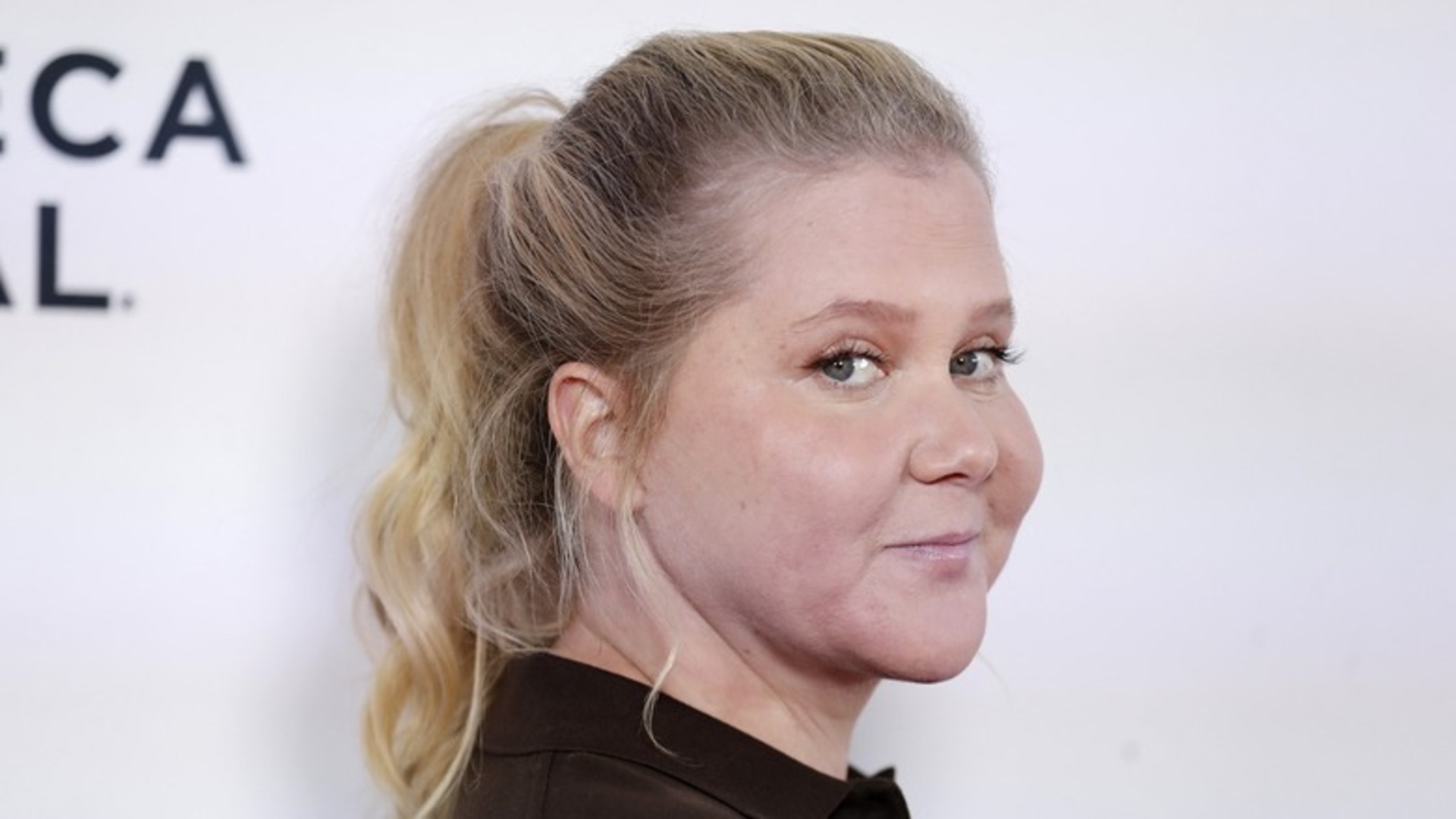 Video thumbnail for Before & After Pics Of Amy Schumer Make Her 'Ozempic Face' Obvious