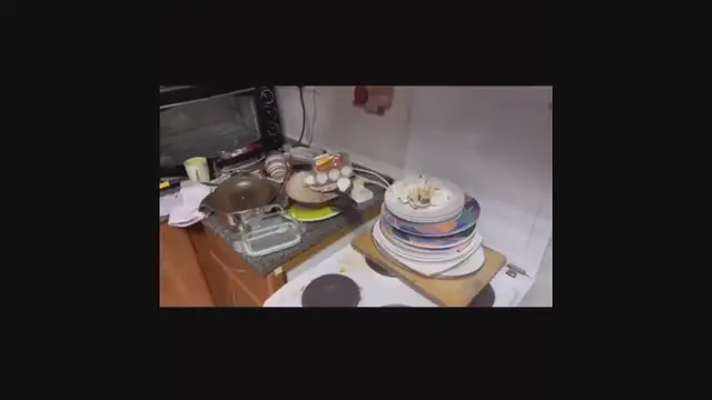 Video thumbnail for شاب مصري متذمر من عدم اهتمام زوجته بنظافة المطبخ