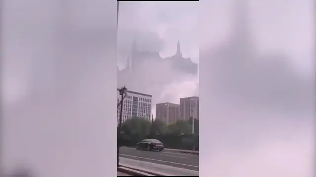 Video thumbnail for Um enorme 'castelo flutuante' aparece sobre uma cidade chinesa