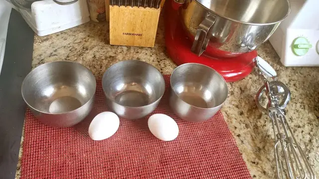 Video thumbnail for How to Separate Eggs with your Hands