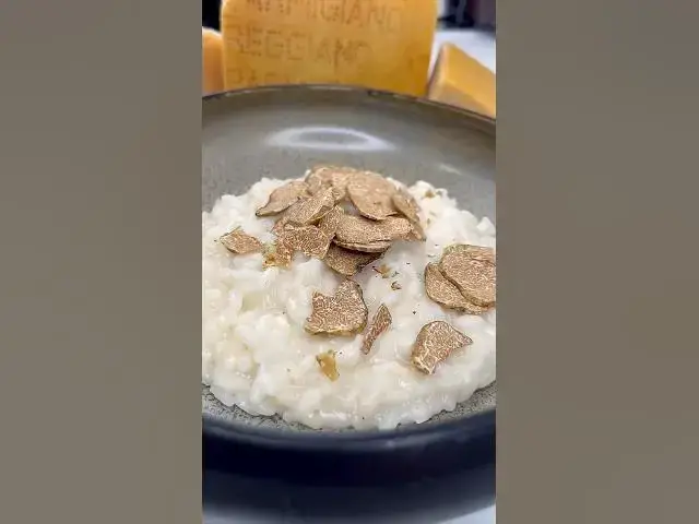 Video thumbnail for RISOTTO BRODO DI PARMIGIANO & TARTUFO BIANCO #recetteitalienne #tartufo #risotto #risottorecipe