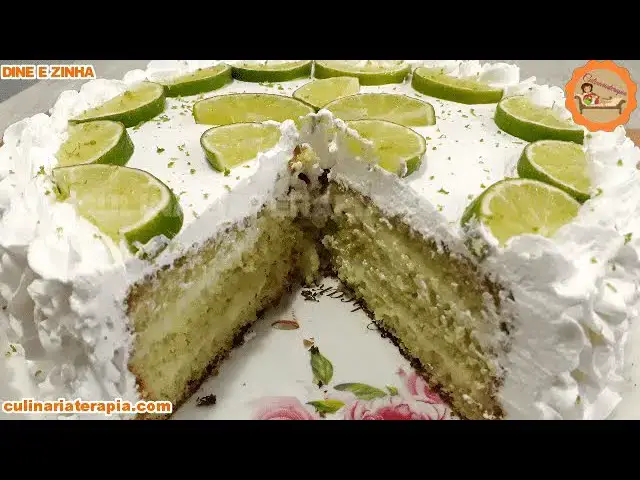 Video thumbnail for Torta Gelada de Limão com Recheio Cremoso de Mousse e Cobertura de Chantilly