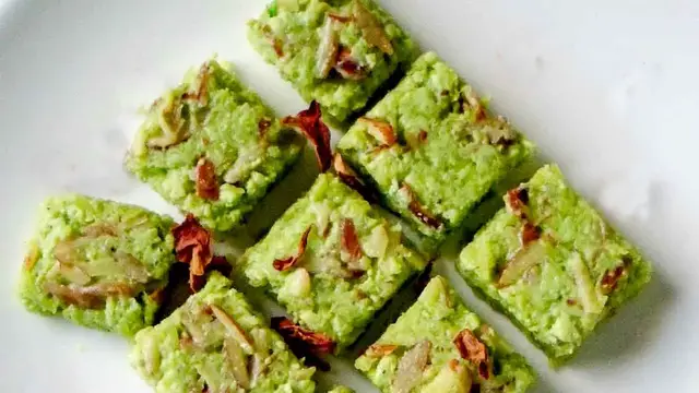 Video thumbnail for लौकी की बर्फी बनाने की विधि | How to make lauki barfi | Ghiya ki Barfi Recipe