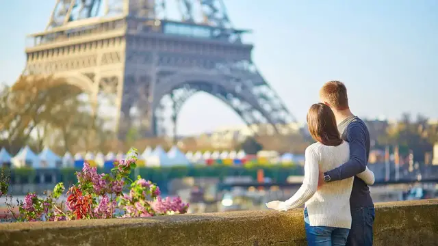 Video thumbnail for A First- Timer's Guide to Paris Tourism: video blog