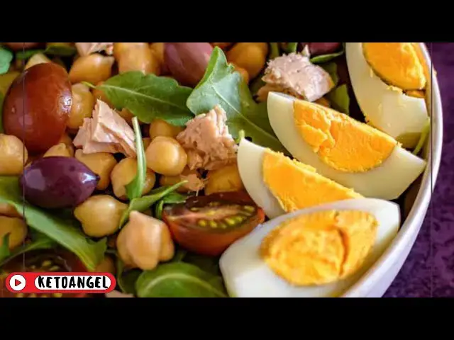 Video thumbnail for Ensalada de garbanzos con atún y huevo duro: una opción fresca y nutritiva