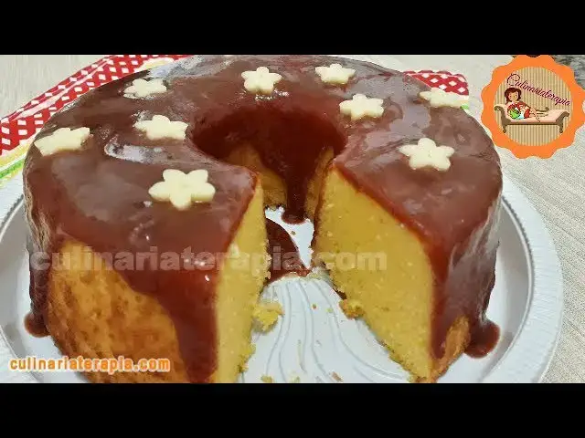 Video thumbnail for Bolo Fofinho de Fubá de Milho com Queijo e Cobertura de Goiabada - Receita Fácil