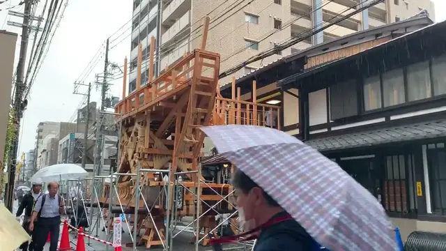 'Video thumbnail for 2022年祇園祭 雨の中組み立てられる大船鉾 / 2022 Gion Festival Ofunahoko float being assembled in the rain'