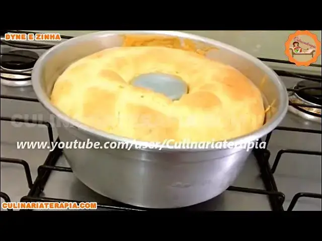 Video thumbnail for Bolo Pão de Queijo Fácil de Liquidificador na Forma de Bolo