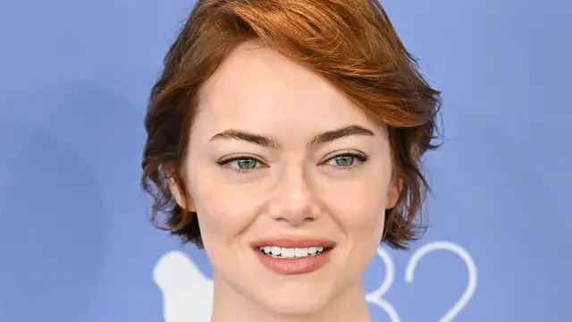 Video thumbnail for Emma Stone's Face Has Changed, And Fans Are Taking Notice