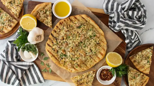 Video thumbnail for New Haven White Clam Pizza Recipe