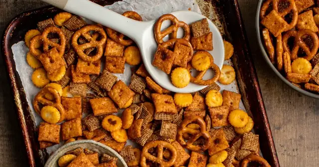 'Video thumbnail for Homemade cheez it party mix'