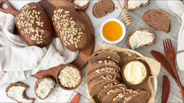 'Video thumbnail for The Famous Cheesecake Factory Brown Bread Recipe You'll Want To Keep Forever'