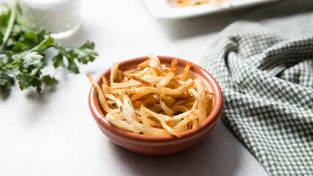 'Video thumbnail for The Best Copycat Ruth's Chris Shoestring Fries Recipe'