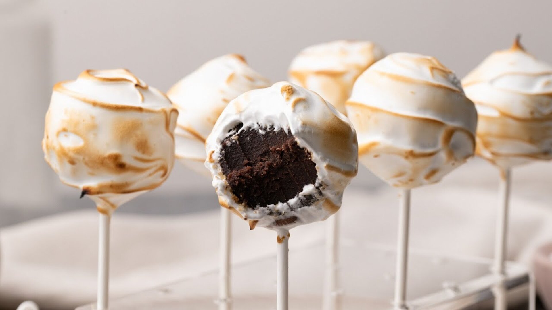 Video thumbnail for Campfire S'Mores Cake Pops Recipe