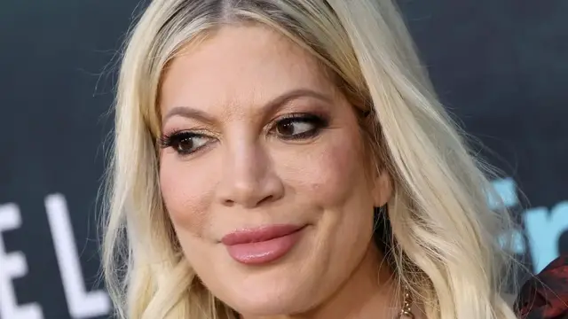 'Video thumbnail for What Tori Spelling Really Looks Like Underneath The Makeup'