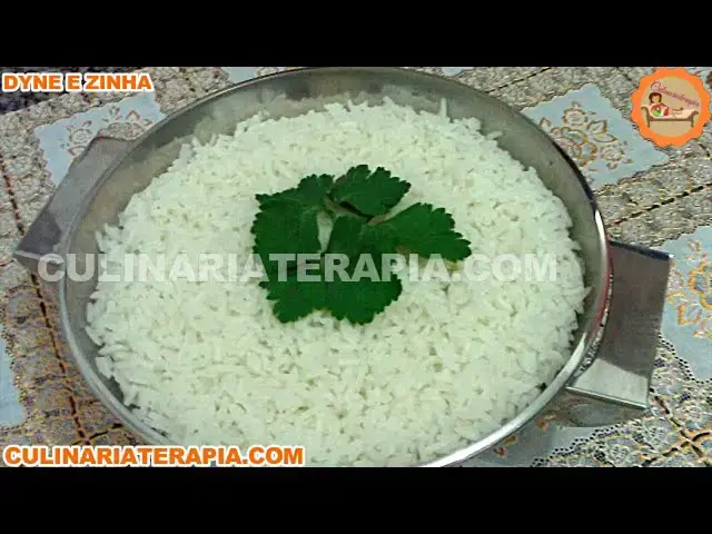 Video thumbnail for Como Fazer Arroz Branco ao Alho e Óleo Simples Soltinho Super Fácil