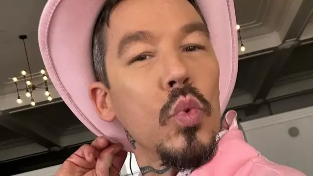 'Video thumbnail for The Transformation Of David Bromstad Is Turning Heads'