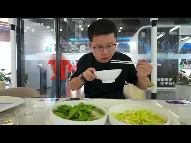 Video thumbnail for Experience AI intelligence restaurant in China