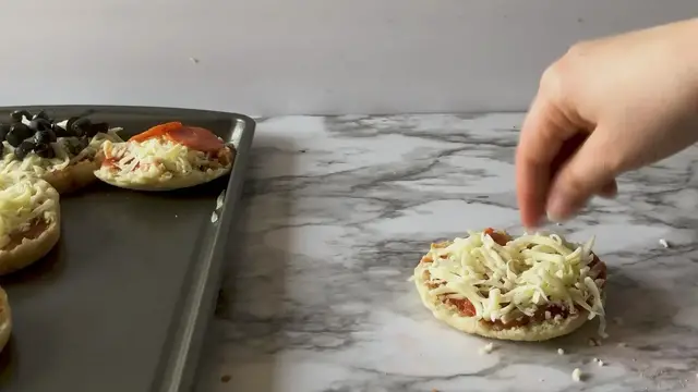 'Video thumbnail for English muffin pizzas '