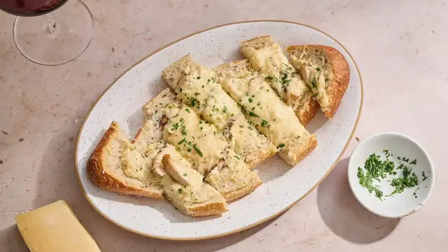 'Video thumbnail for Chicken Alfredo Garlic Bread Puts A Crunchy Twist On The Pasta Dish'