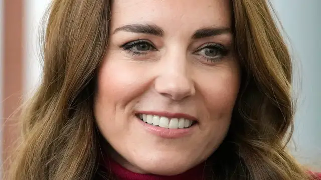 'Video thumbnail for Subtle Nods You Didn't Notice In Kate Middleton's Cancer Announcement'