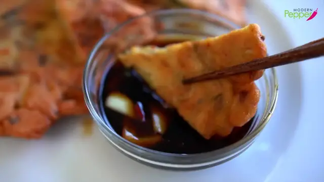 'Video thumbnail for HIGHLY ADDICTIVE CRISPY Korean Pancake  Mung Bean Pancake [Bindaettoek] 광장시장 빈대떡 만들기   바삭한 녹두전 굽는 법(720P HD)'