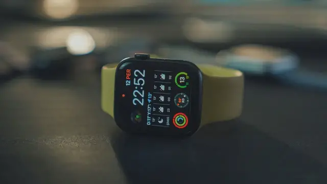 Video thumbnail for Apple Watch SE in 2022