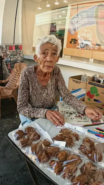 Video thumbnail for Influencer estadounidense regala $100 a anciana vendedora de dulces en El Salvador