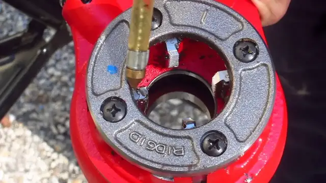 Video thumbnail for How to Thread Black Iron Pipe