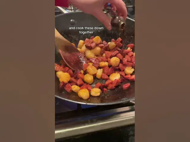 Video thumbnail for Chorizo and Scallops with Pasta - perfect date night dinner #recipe #datenightathome