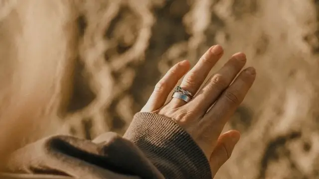 'Video thumbnail for Best Fake Wedding Rings For Your Next Trip'