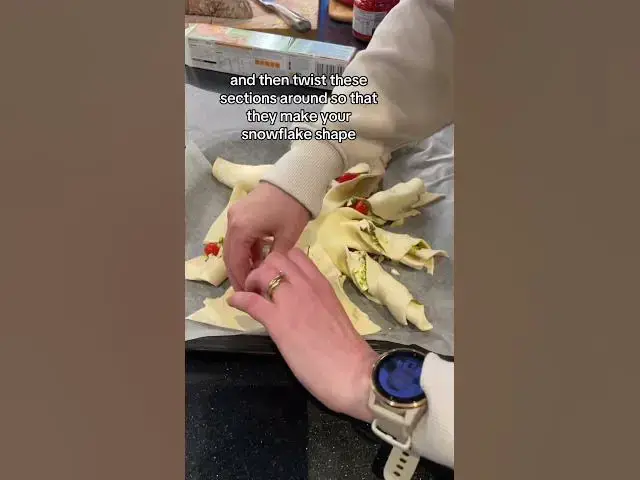 Video thumbnail for Christmas puff pastry snowflake with halloumi and pesto #christmasfood