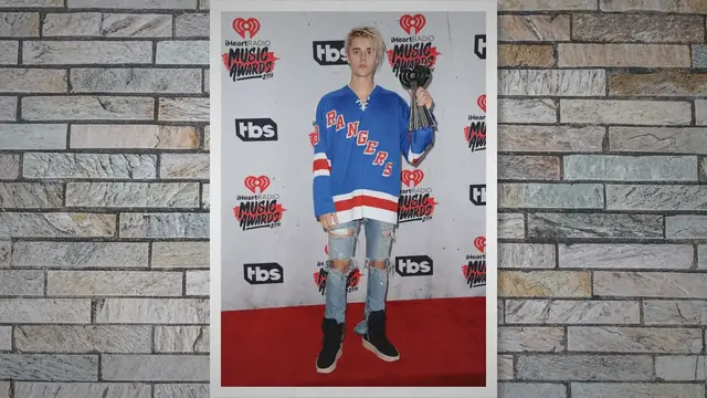 Video thumbnail for Mastering the Art of Wearing Oversized Hockey Jerseys