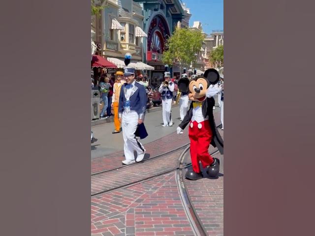Video thumbnail for Disneyland Band!