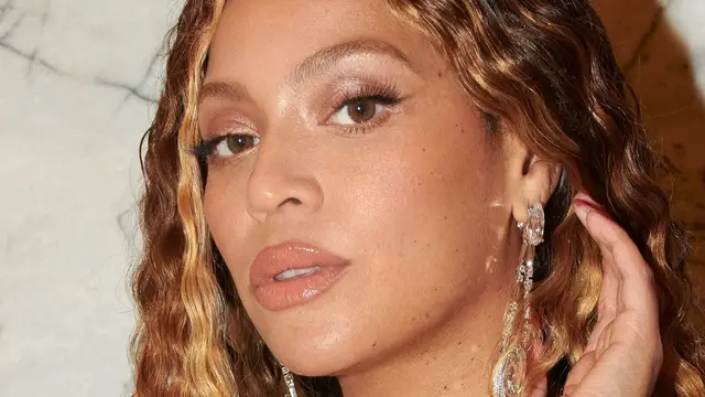 'Video thumbnail for Beyonce's Insanely Inappropriate Outfits Left Us Speechless'