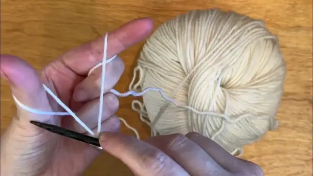 Video thumbnail for Long Tail Cast On - eKnittingStitches.com