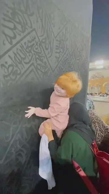 Video thumbnail for Gorgeous baby girl admiring the Kaaba's beauty
