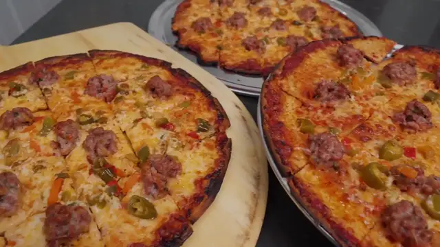 Video thumbnail for The MOST Chicago Pizza EVER      Tavern Style Pizza ft.  nachosandlager(720P HD)