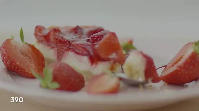 Video thumbnail for Strawberry Shortcake Cheesecake Cake