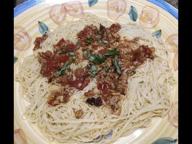 Video thumbnail for Pasta al Pomodoro con Le Vongole (Clams)
