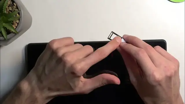 'Video thumbnail for How to Insert SIM Card to LENOVO Tab E10'