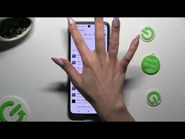 Video thumbnail for How to Add Audio or Video Files To Your Text Message on Motorola Razr 40