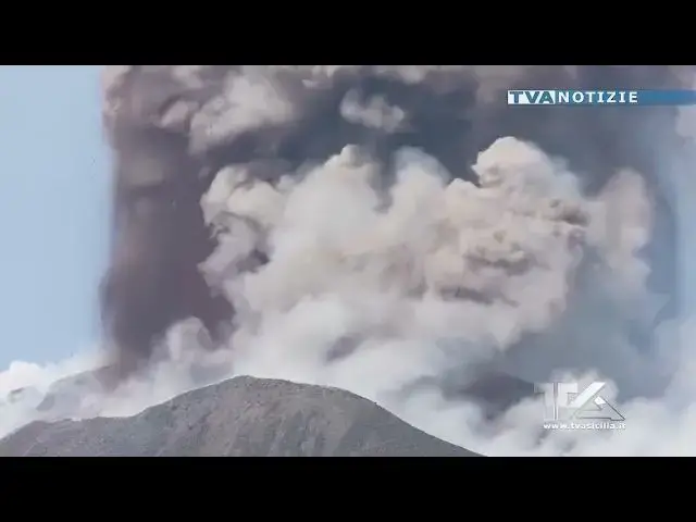 Video thumbnail for L’attività effusiva sull’Etna è continuata nel corso della notte. La nube di cenere ha raggiunto un'