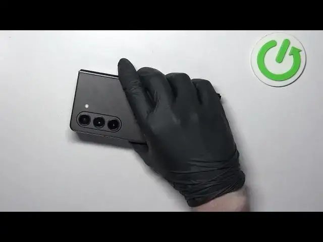 'Video thumbnail for SAMSUNG Galaxy Z Fold5 and Male Hand - Size Comparison'