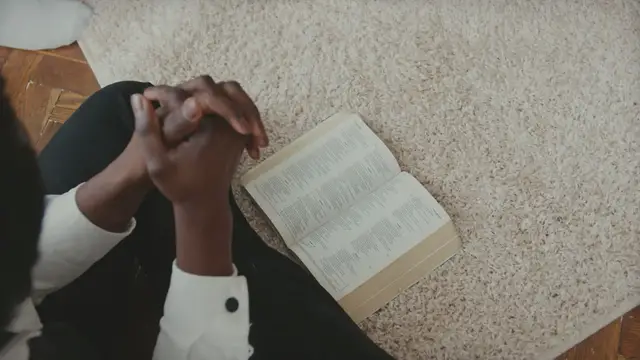 'Video thumbnail for ¿Cómo adorar a Dios? .. Mensajes Cristianos'