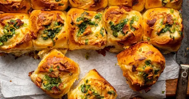 'Video thumbnail for Bacon cheddar scallion milk bread'