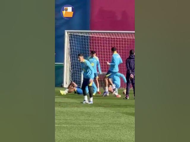 Video thumbnail for Caño de Cancelo a Eric García en su primer entrenamiento en el club