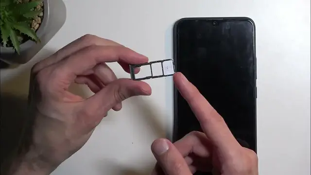 'Video thumbnail for How to Insert SIM Card into VIVO Y19'